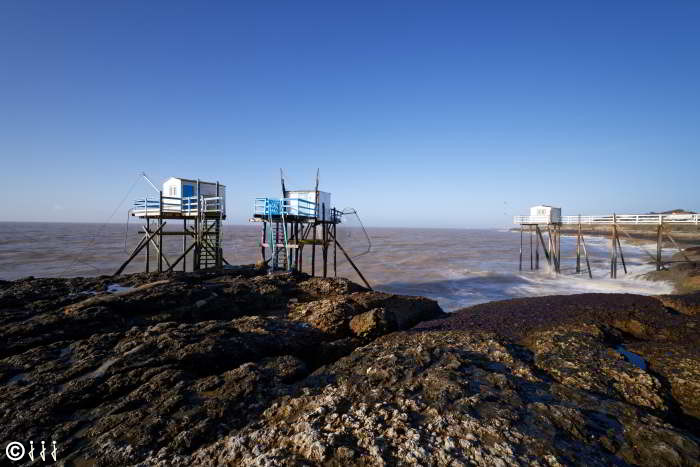 Cabane à carrelet après tempête