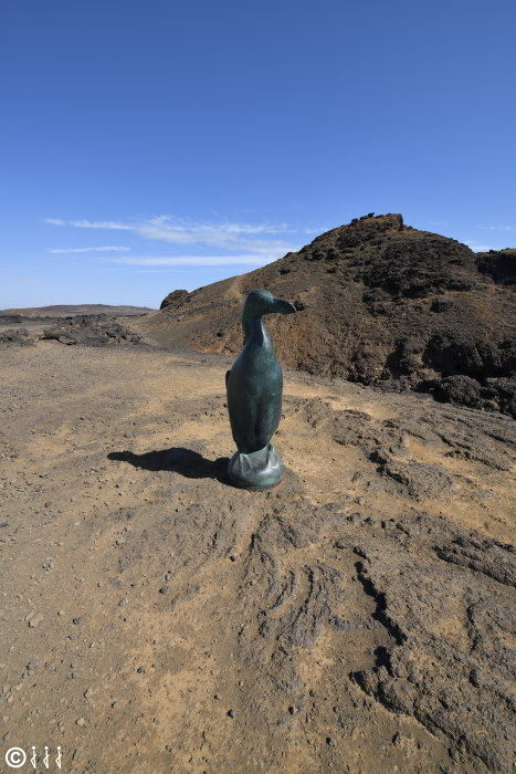 Sculpture d'un grand pingouin.