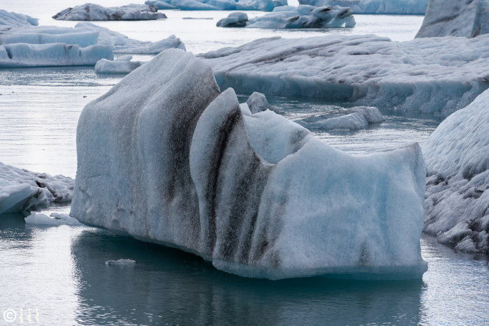 Bloc de glace dans la lagune glacière de jokulsarlon.