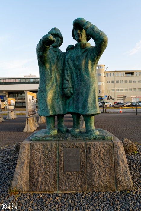 Pêcheurs regardant la mer au port de Reykjavik