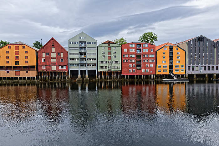 Maisons sur pilotis à Trondheim.