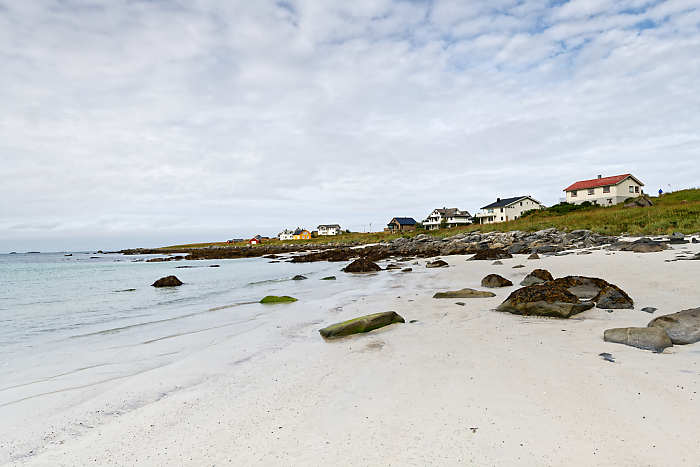 Plage de sable blanc aux îles Lofoten.
