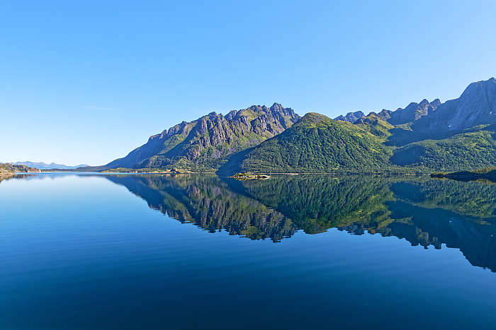 Les montagnes se jettent dans les fjords.