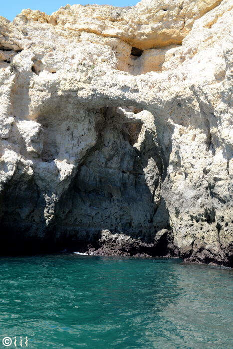 Cavité dans la roche sur la côte de l'algarge.
