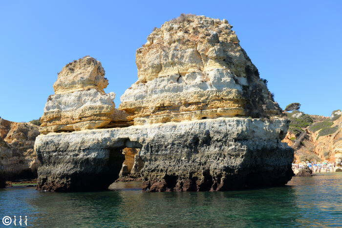 rocher sur la côte de l'algarge.