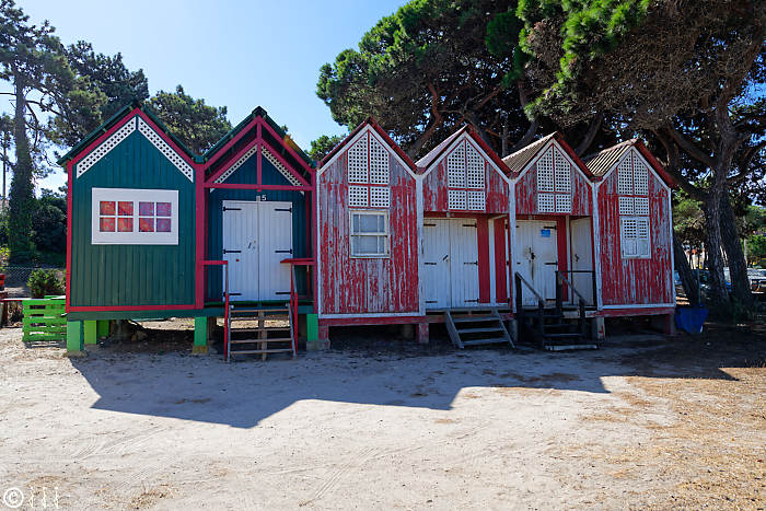 Cabines de plage colorées.