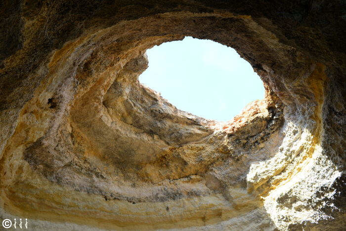 rocher sur la côte de l'algarge.