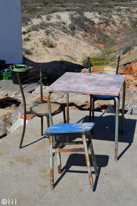 chaise et table sur l'ile déserte