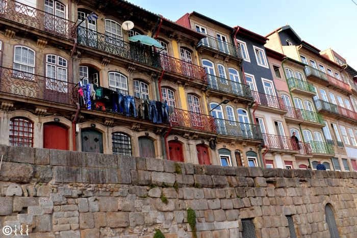 Les façades colorées des maisons à Porto.