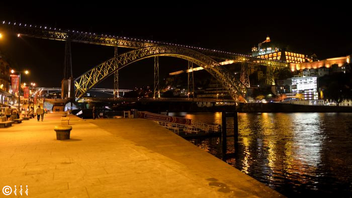 Le pont Dom-Luis à Porto vue de nuit.