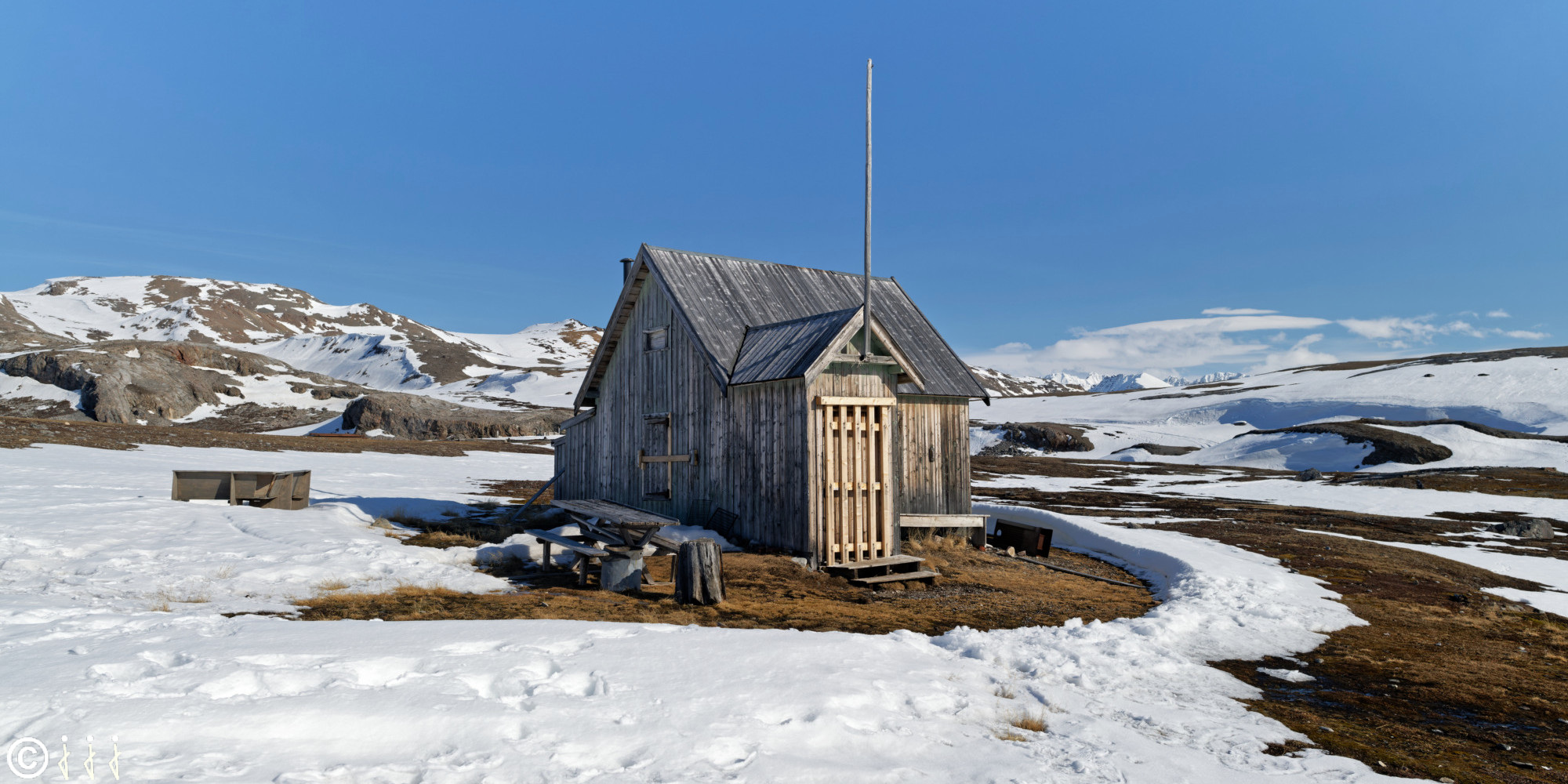 Une cabane en bois, vestige de Ny-London.