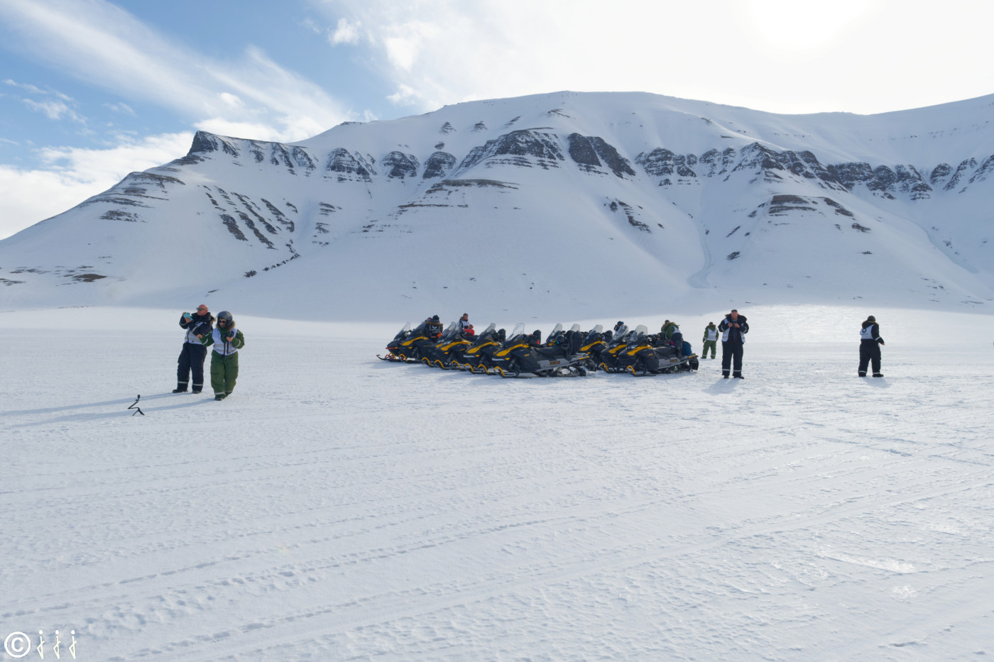 Expedition en motoneige dans les terres du Spitzberg.