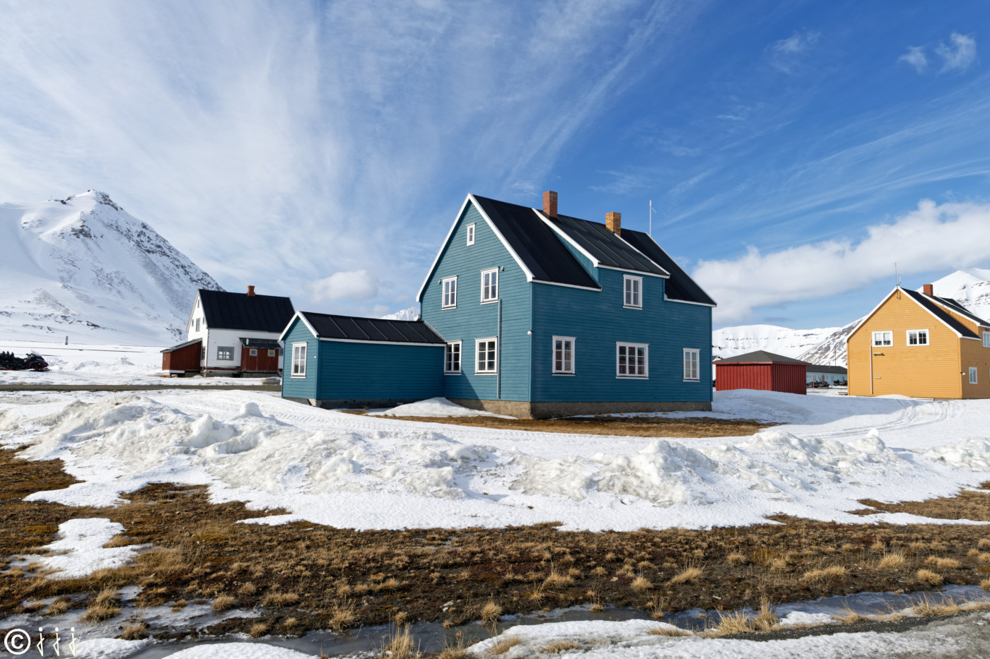 Maisons colorées de la station scientifique de Ny-Ålesund.
