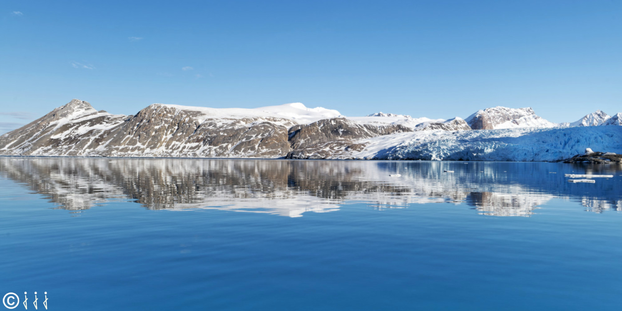 Reflet des montages dans les eaux des fjords.