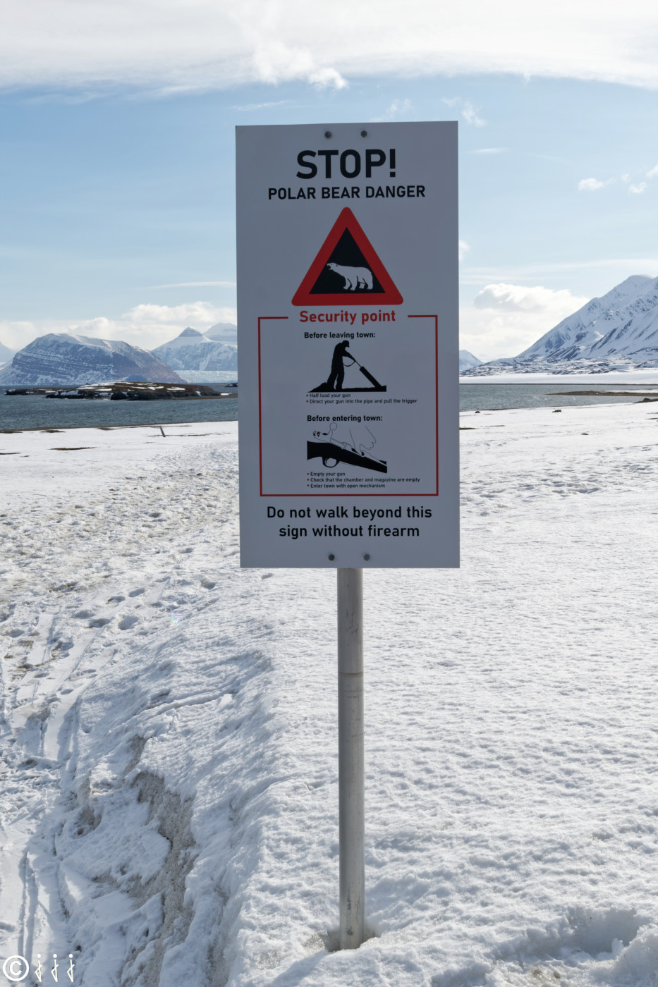 Ce panneau nous rappelle la présence de l'ours.