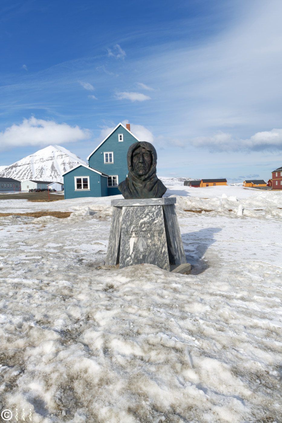 Statue de Roald Amundsen à Ny-Ålesund.