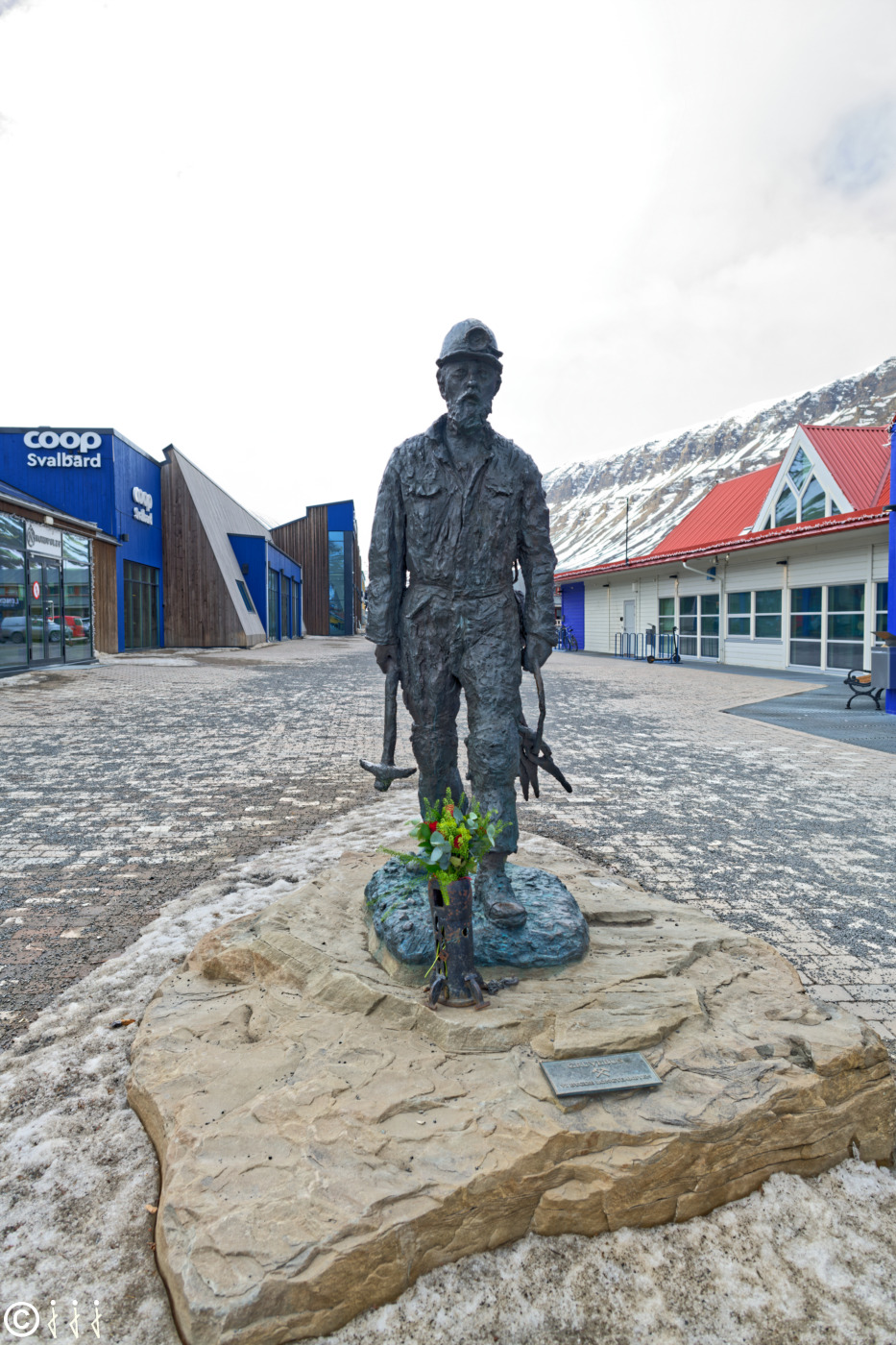 Statue d'un mineur anonyme au centre-ville de Longeaybyen.